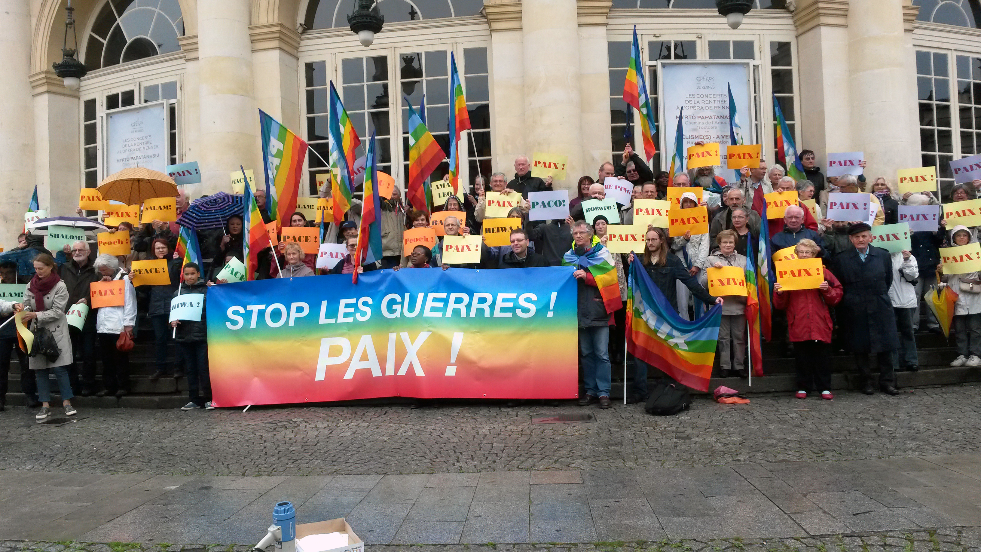 Marche pour la paix devant l’Opéra de Rennes