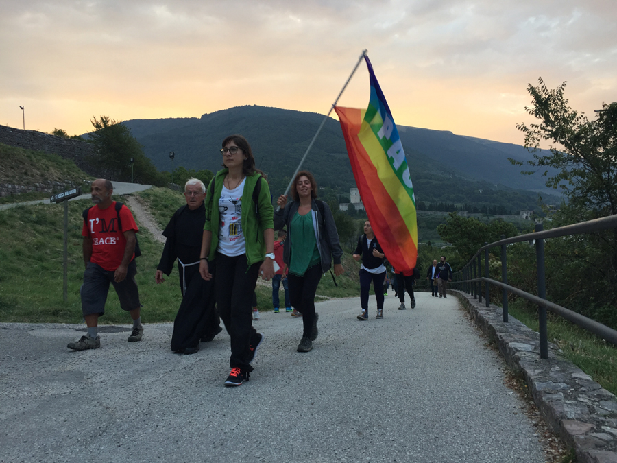 Marche Nocturne contre la violence et l’indifférence à Pérouse Italie